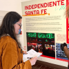Imagen de personas al frente de cartelera historia Café pasaje en el centro de Bogotá