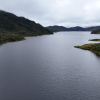 Foto que muestra un embalse con agua 