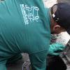 Foto que muestra una persona con el uniforme del Acueducto de Bogotá