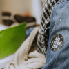 Imagen de logo Más cultura local sobre chaqueta de jean