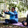 Foto del secretario de salud sentado en pasto
