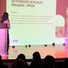 Foto de una mujer exponiendo.