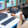 Foto que muestra una niña frente a un computador 