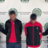 Foto de los dos capturados en medio de dos Policías.