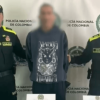 Hombre capturado en medio de dos policías