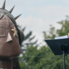 Imagen del alcalde Carlos Fernando Galan junto a la escultura 'La Rockera'