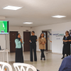 Foto de unas mujeres durante una exposición en la Manzana del Cuidado del Centro de Bogotá.