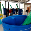 Foto de un tanque de almacenamiento y los kits de recolección de agua lluvia entregados por la CAR a familias campesinas de Sumapaz