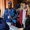 Foto de funcionarios del Distrito entregando ayudas 