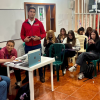 Foto de una charla en Los Mártires 