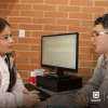 Foto que muestra dos personas hablando 
