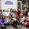 Mujeres y hombres junto a Bus del Cuidado.