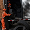 Trabajadores subiendo llantas en un camión 