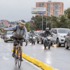 Foto de una vía de Bogotá con carros y ciclistas