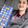 Mujer mostrando el producto de su emprendimiento.