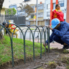 Foto de ciudadano saldando un comparendo mediante el mantenimiento de un jardín del espacio público.