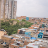 Vista panorámica de un barrio de Bogotá con viviendas de ladrillo, edificios residenciales y zonas verdes.