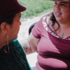 Foto de dos mujeres rurales de Bogotá conversando.