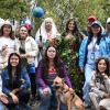Mujeres disfrazadas tras una actividad.