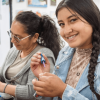 Foto de mujeres pintándose las uñas.
