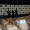 Foto que muestra dos policías y un capturado
