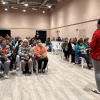 Foto que muestra personas reunidas en un auditorio 
