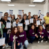 Foto que muestra mujeres sonriendo con diplomas en las manos 