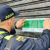 Foto de un policía sellando un establecimiento 