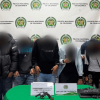 Foto de cinco capturados en medio de dos policías.