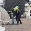 Foto de Policías requisando personas durante megatoma en Kennedy. 