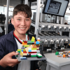 Foto que muestra un estudiante con una figura armable en las manos