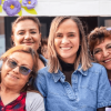 Foto de la secretaria de la Mujer, Laura Tami, posando con otras mujeres.