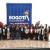 Foto que muestra varias personas reunidas en una tarima 