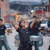 Foto de jóvenes tocando tambores.