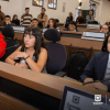Foto que muestra estudiantes hablando 
