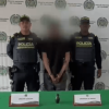Hombre capturado en medio de dos policías