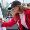 Foto que muestra una mujer firmando un documento 
