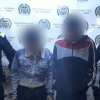 Foto de dos capturados esposados, en medio de dos policías.