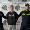 Hombre capturado en medio de dos policías