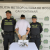 Foto de hombre capturado en medio de dos policías.