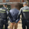 Hombre capturado en medio de dos policías