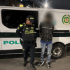 Foto que muestra un policía y un capturado 