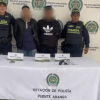 Foto de dos capturados en medio de dos Policías.