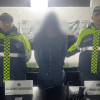 Hombre capturado en medio de dos policías