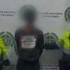 Foto de hombre capturado en medio de dos policías.