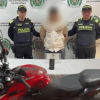 Hombre capturado en medio de dos policías
