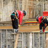 Foto de dos trabajadores del IDU en un frente de obra de Bogotá