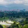 Vista general de Bogotá bajo cielo parcialmente nublado, imagen asociada al pronóstico del tiempo y las condiciones climáticas en la ciudad.
