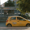 Foto donde se encuentra un taxi y otros vehículos en una vía de Bogotá