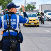 Foto de un agente de tránsito en una vía de Bogotá